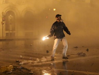 Θεσσαλονίκη: Κουκουλοφόροι επιτέθηκαν με βόμβες μολότοφ στα γραφεία του ΣΥΡΙΖΑ